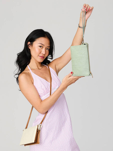 Crossbody/Wristlet: 3 Compartment Straw in Lt. Teal